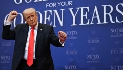 Abseits vom Golfplatz ist Trump bewegungstechnisch nur für seine kurzen Tänzchen bekannt – er ...