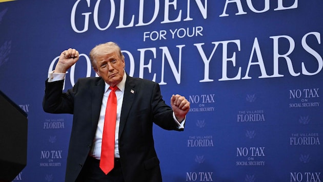Abseits vom Golfplatz ist Trump bewegungstechnisch nur für seine kurzen Tänzchen bekannt – er ...