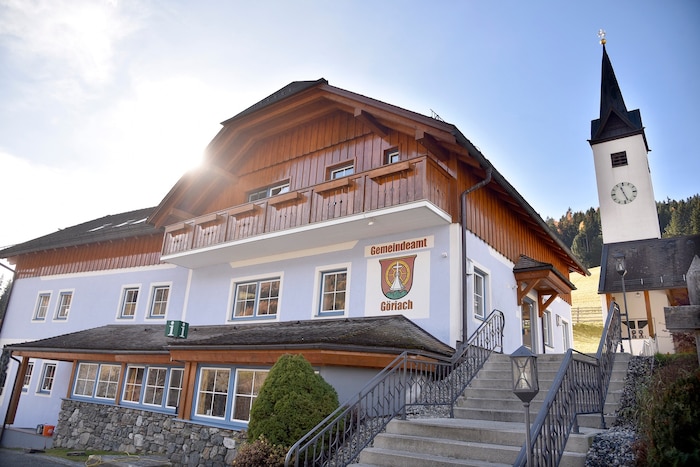 Der Dorfkern von Göriach mit Gemeinde und Kirche