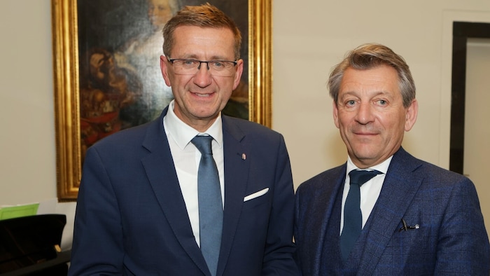 Wirtschaftslandesrat Markus Achleitner mit dem Brüsseler Botschafter Jürgen Meindl, der ein ...