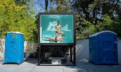 Im Innenhof des Österreich-Pavillons: Tauchbecken und zwei Mobilklos. Der Tauchtank wird mit ...