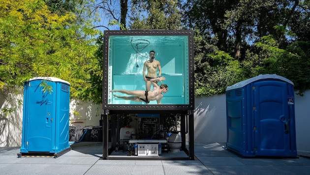 Im Innenhof des Österreich-Pavillons: Tauchbecken und zwei Mobilklos. Der Tauchtank wird mit ...