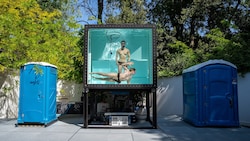 Im Innenhof des Österreich-Pavillons: Tauchbecken und zwei Mobilklos. Der Tauchtank wird mit ...