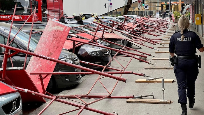 Das Baugerüst stürzte am Ginzkeyplatz auf parkende Autos.