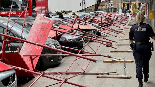Das Baugerüst stürzte am Ginzkeyplatz auf parkende Autos