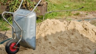 Ein Sandhaufen (Symbolbild) im Garten der Eltern wurde einem Dreijährigen zum Verhängnis. 