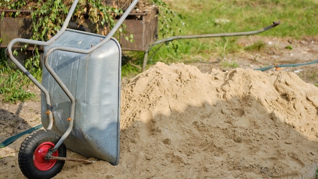 Im deutschen Ostfriesland ist ein erst dreijähriger Bub beim Spielen in ein Sandloch gefallen ...