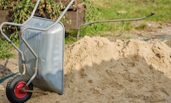 Ein Sandhaufen (Symbolbild) im Garten der Eltern wurde einem Dreijährigen zum Verhängnis.