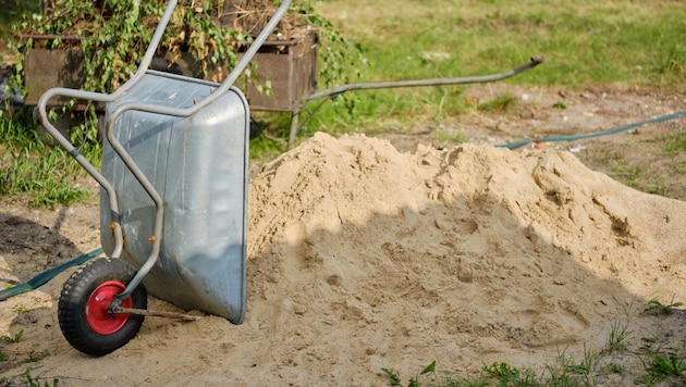 Ein Sandhaufen (Symbolbild) im Garten der Eltern wurde einem Dreijährigen zum Verhängnis.