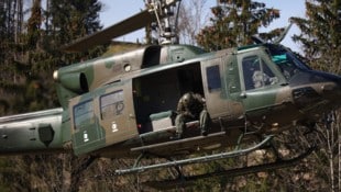 Die „Agusta-Bell 212“ des Österreichischen Bundesheeres sind leichte Mehrzweckhelikopter, die ...