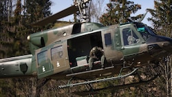 Die „Agusta-Bell 212“ des Österreichischen Bundesheeres sind leichte Mehrzweckhelikopter, die ...