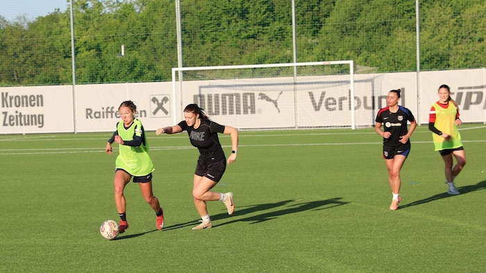 Die Girls halten sich bei fußballtypischem Training fit.