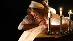 Irina Lopinsky wird bei dem Soloabend zu Constanze Mozart, liest Briefe, erzählt Anekdoten, ...