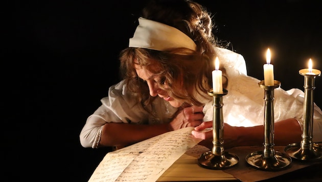 Irina Lopinsky wird bei dem Soloabend zu Constanze Mozart, liest Briefe, erzählt Anekdoten, ...