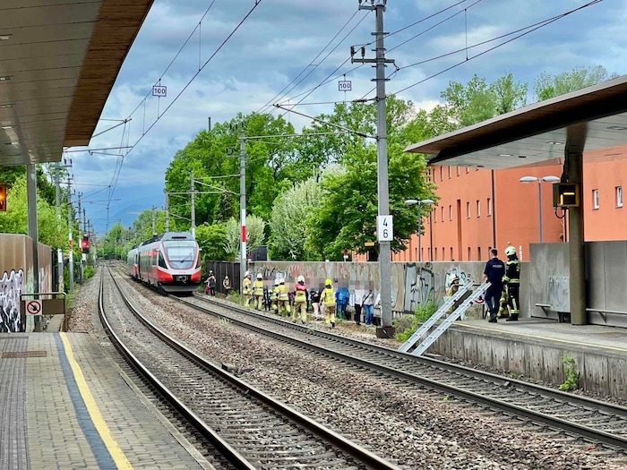 Die S-Bahn-Garnitur war nur wenige Meter nach dem Ende des Bahnsteigs ohne Strom.