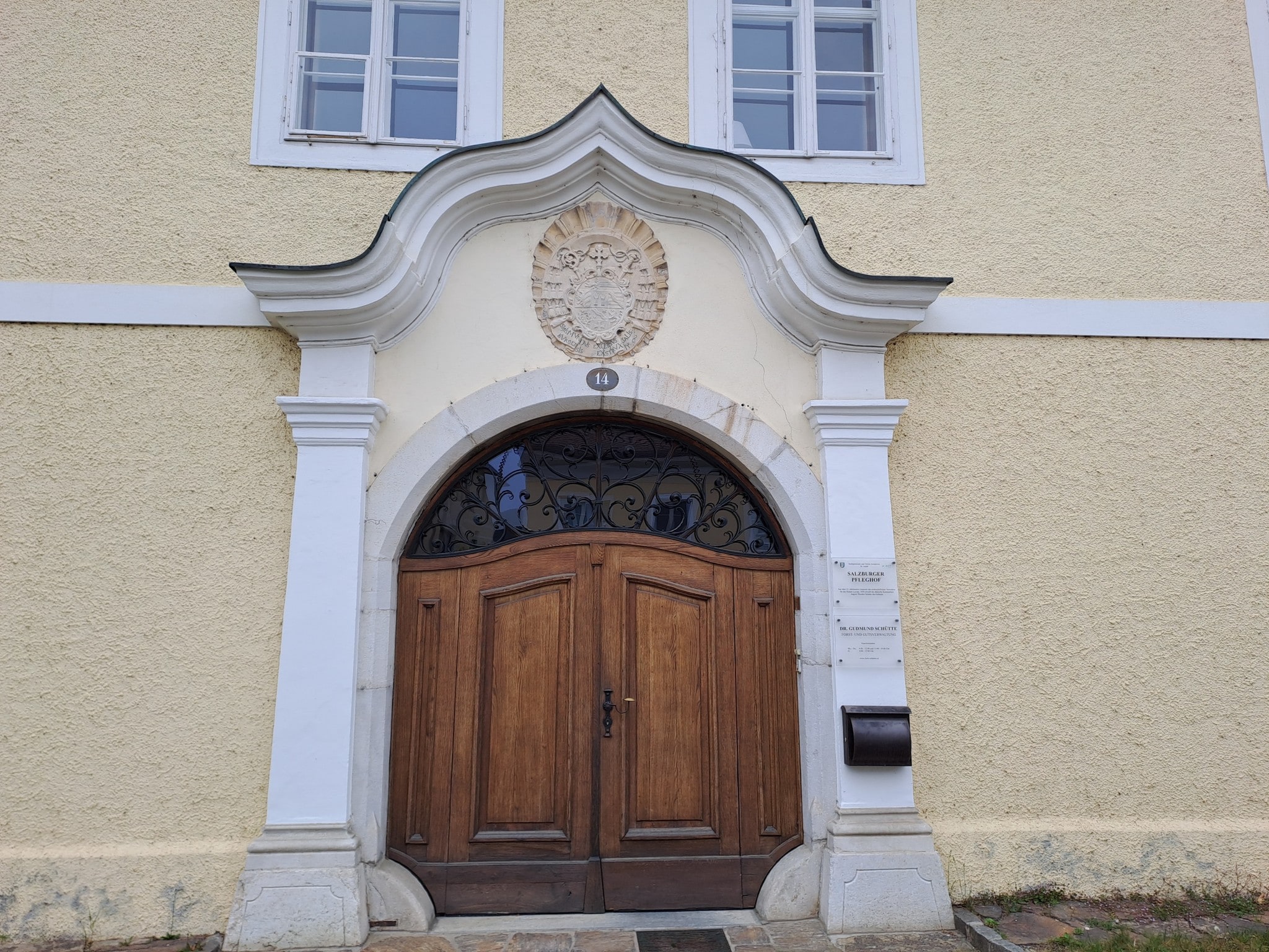 Das Wappen ober dem Haupteingang des Pfleghofes in St. Andrä zeigt das fürsterzbischöfliche ...