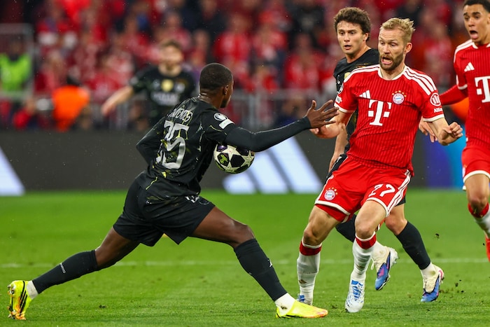 Hier die Aufreger-Szene: Mendes bekam den Ball an den Arm.
