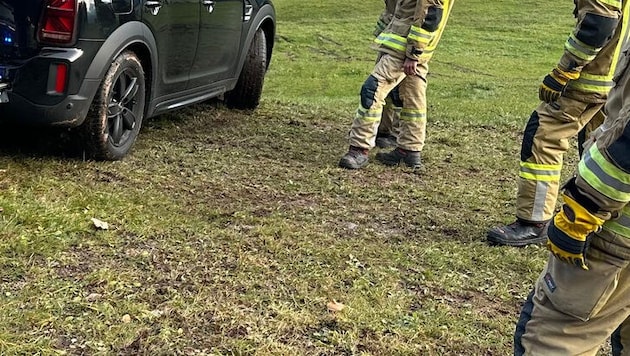 Die Feuerwehr barg das Auto (Symbolbild).