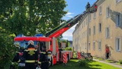 Ein Drehleiterwagen der Berufsfeuerwehr vor Ort in der Prunbauerstraße