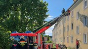 Ein Drehleiterwagen der Berufsfeuerwehr vor Ort in der Prunbauerstraße