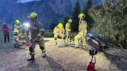 Die Feuerwehr kümmerte sich um die Sicherung und Bergung des Fahrzeugs.