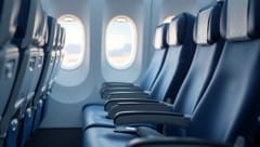 Ein Mann hat sich vor einer Mutter mit ihrem kleinen Kind in einem Flugzeug entblößt. Das hat ...