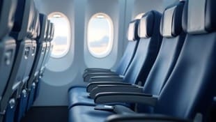 Ein Mann hat sich vor einer Mutter mit ihrem kleinen Kind in einem Flugzeug entblößt. Das hat ...