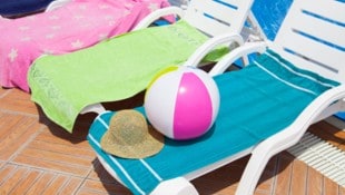 Stundenlang leer: Handtücher auf Sonnenliegen sorgen in vielen Urlaubsorten regelmäßig für Ärger ...