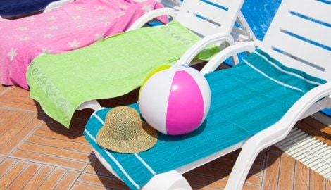 Stundenlang leer: Handtücher auf Sonnenliegen sorgen in vielen Urlaubsorten regelmäßig für Ärger ...