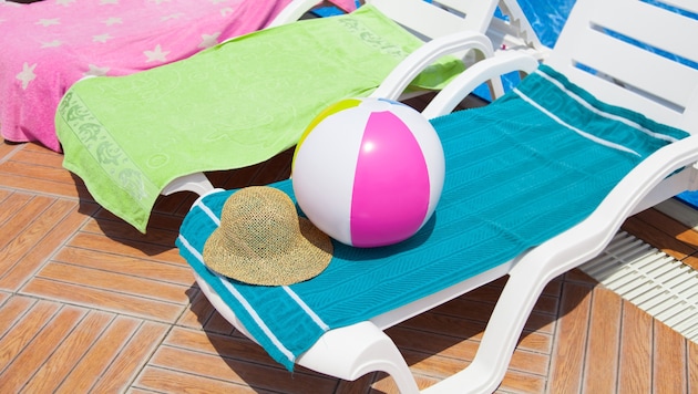 Stundenlang leer: Handtücher auf Sonnenliegen sorgen in vielen Urlaubsorten regelmäßig für Ärger ...