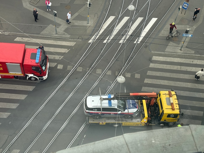 Das Polizeiauto wurde abgeschleppt.