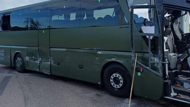 Bei einem Überholmanöver touchierte ein Lkw den Bundesheerbus.