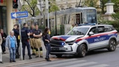 Das Polizeiauto ist vorne schwer beschädigt.