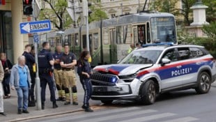 Das Polizeiauto ist vorne schwer beschädigt.