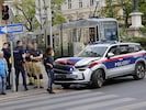 Das Polizeiauto ist vorne schwer beschädigt.