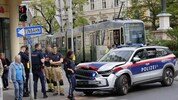 Das Polizeiauto ist vorne schwer beschädigt.