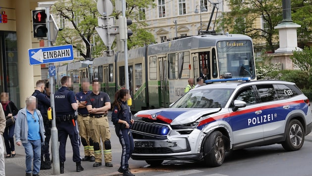 Das Polizeiauto ist vorne schwer beschädigt.