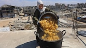 Eine Frau kocht auf dem Dach ihres Hauses in Gaza, um bedürftige Kinder mit einer Mahlzeit zu ...