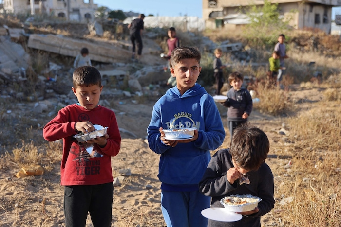 An diese Kinder im nördlichen Gazastreifen haben Freiwillige Essen verteilt.