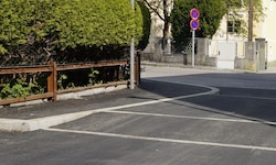 In der Grazer Bundesstraße blieb der Mann einfach neben seinem Roller liegen (Symbolbild)