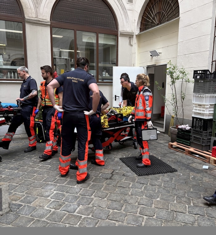 Die drei Männer erlitten schmerzhafte Verbrennungen an den Beinen und mussten ins Spital ...