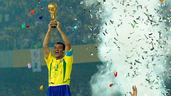 Cafu freut sich über den WM-Pokal.