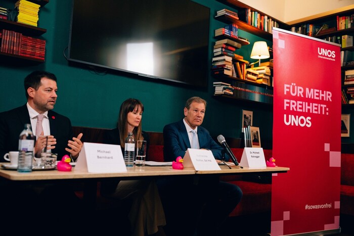 UNOS-Bundessprecher Michael Bernhard, UNOS-Mandatarin Katharina Rotter und Rechtsanwalt Michael ...