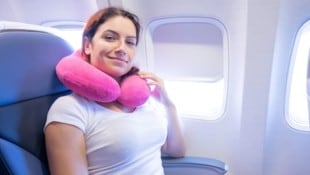 Mit den richtigen Tricks und Tipps kann man sich auch im Flugzeug gut ausruhen.