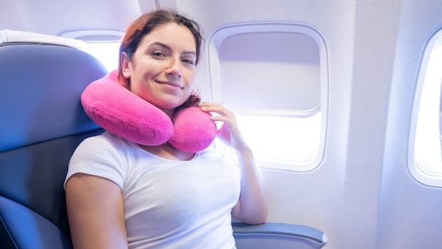Mit den richtigen Tricks und Tipps kann man sich auch im Flugzeug gut ausruhen.