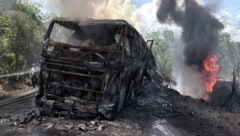 Nach dem Crash fingen beide Fahrzeuge Feuer.