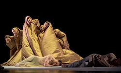 Allegorien der schmerzerfüllten Menschheit zeigt Jessica Lang in ihrem Ballett „Let Me Mingle ...