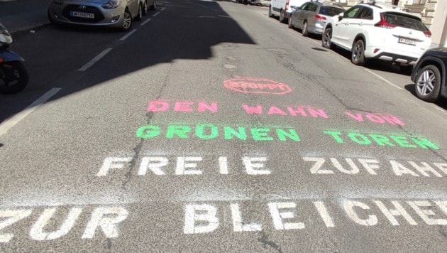Protest mittels Straßen-Graffiti gegen das geplante Projekt.