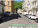 Protest mittels Straßen-Graffiti gegen das geplante Projekt.