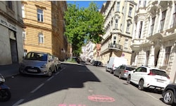 Protest mittels Straßen-Graffiti gegen das geplante Projekt.